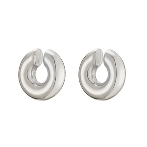 Gros plan de boucles d'oreilles C en argent poli au design métallique minimaliste