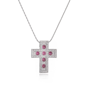 Nahaufnahme des Kreuzanhängers mit rosa Edelsteinen und weißem Zirkonia-Pavé-Besatz