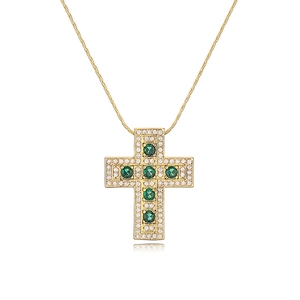 Luxuriöse goldene Kreuzkette mit grünen Edelsteinen und schimmernden Zirkoniasteinen