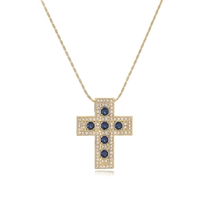 Detail eines luxuriösen Goldkreuz-Anhängers mit blauen Saphiren und Zirkonia