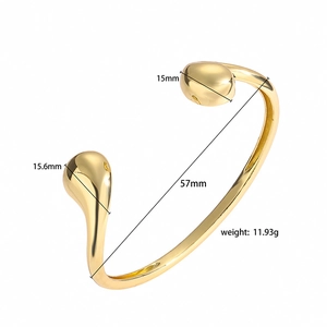 Detail eines goldenen Armreifs mit Wassertropfen-Design und 57mm Innendurchmesser