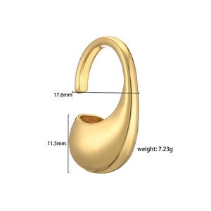 Detailansicht großer Wassertropfen-Ohrringe in Gold mit Maßen 17,6mm und 11,5mm