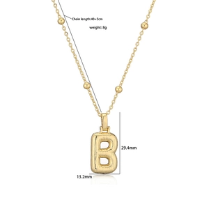 Collier pendentif lettre B dorée effet ballon avec finition texturée et chaîne perlée