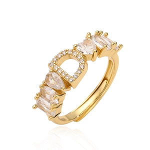 Dettaglio dell'anello placcato oro con zirconi a goccia e marquise e lettera D di cristallo