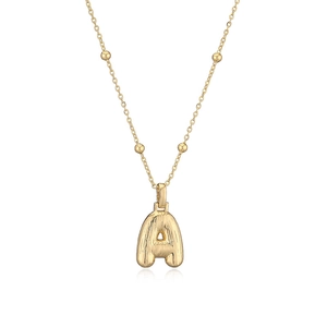 Collier doré avec pendentif lettre A style ballon et chaîne satellite à texture brossée
