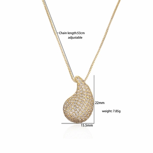 Details einer verstellbaren 53cm Goldkette mit einem 22mm Zirkon-Tropfenanhänger