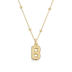 Collier minimaliste doré avec lettre B effet ballon texture martelée et chaîne à billes