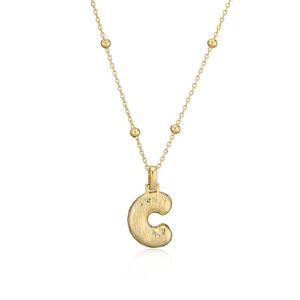 Collier doré avec pendentif lettre C texturé et chaîne à billes sur fond blanc avec reflet net