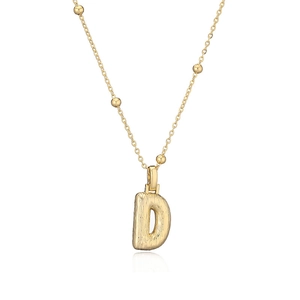 Détail du pendentif lettre D dorée avec texture brossée verticale et chaîne à billes