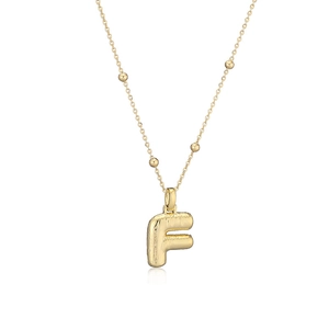 Détail du collier pendentif lettre F style ballon 3D avec finition dorée texturée