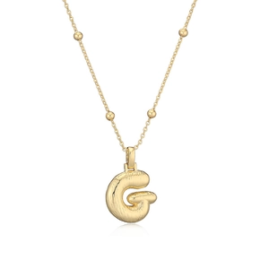 Détail du pendentif lettre G doré gonflé avec texture brossée sur chaîne à billes