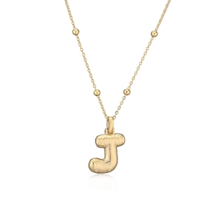 Détail du pendentif lettre J dorée en 3D avec texture brossée sur chaîne à billes
