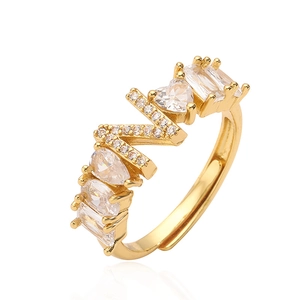 Dettaglio dell'anello placcato oro con zirconi a forma di cuore, goccia e quadrati