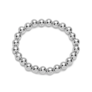 Primer plano de cuentas plateadas pulidas y acabado de espejo liso en la pulsera fina
