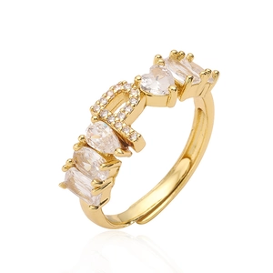 Dettaglio anello regolabile dorato con zirconi misti e lettera D in micro-pavé