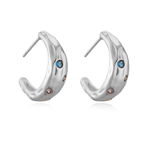 Dettaglio orecchini a cerchio C in argento con texture martellata e zirconi multicolori