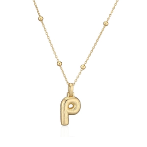 Détail du pendentif lettre P doré avec texture brossée sur une chaîne à billes fine