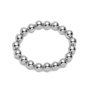 Detalle de la pulsera de cuentas de cobre plateado pulido con acabado metalizado