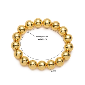 Detalle de una pulsera de cuentas doradas de 12mm con longitud 17cm y peso 21g