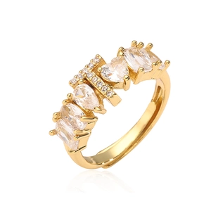 Dettaglio anello regolabile dorato con lettera H e zirconi cubici scintillanti misti