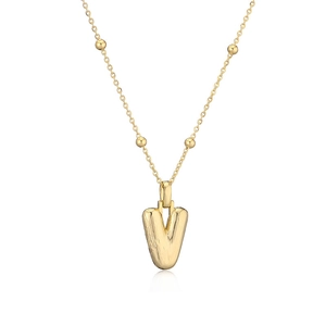 Gros plan du collier lettre V bouffante dorée avec sa chaîne perlée délicate