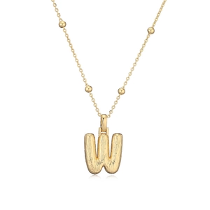 Détail du pendentif lettre W dorée avec texture martelée sur une chaîne à perles