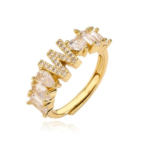 Macro di anello dorato regolabile con lettera M e zirconi a cuore e a goccia
