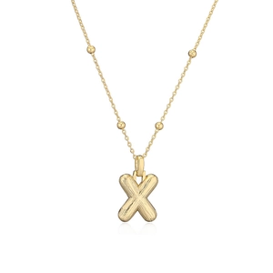 Détail du collier avec pendentif lettre X dorée à texture brossée et chaîne à billes fine