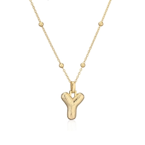 Vue détaillée du pendentif lettre Y ballon doré avec texture brossée et chaîne à billes fines