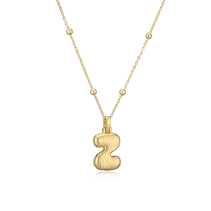 Détail macro du pendentif lettre Z dorée avec une finition de texture métallique brossée