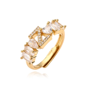Dettaglio macro dell'anello placcato oro con lettera N e zirconi scintillanti a cuore e goccia