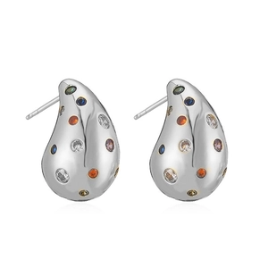 Détail de boucles d'oreilles gouttes argentées avec cristaux colorés et fini poli