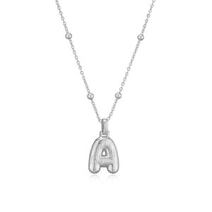 Détail macro du pendentif lettre A ballon en argent poli sur une chaîne à billes