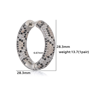 Detailansicht der 28,3mm breiten Creolen mit Leopardenmuster und Maßangaben in Millimetern