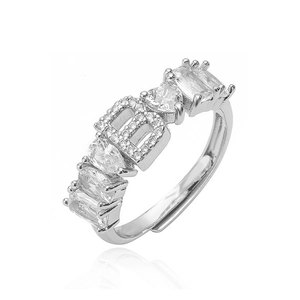 Dettaglio anello regolabile in argento con lettera D in zircone e pietre miste