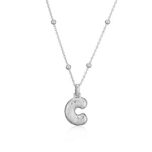 Détail macro du pendentif lettre C argenté avec surface texturée sur chaîne perlée