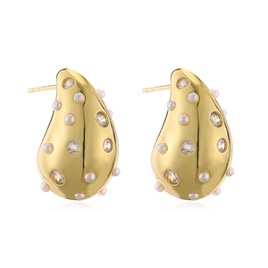 Boucles d'oreilles gouttes dorées avec perles et zircons colorés sur fond blanc pur