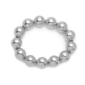 Foto macro de 13 cuentas de metal pulido plateado en una pulsera de estilo minimalista