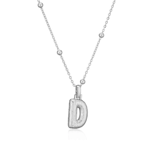 Détail du pendentif lettre D en argent avec texture brossée et chaîne à billes