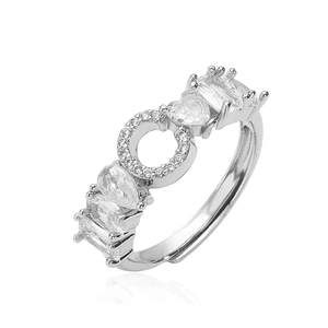 Dettaglio anello in argento con zircone a cuore e fascia regolabile micro-pave