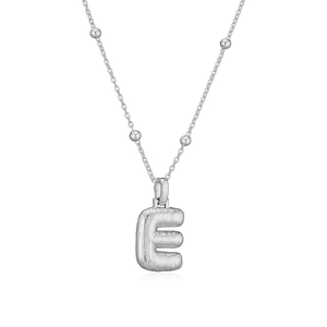 Détail du collier lettre E argentée avec texture brossée et chaîne satellite fine
