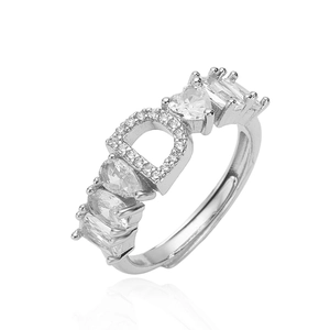 Dettaglio anello lettera D argento con zirconi a cuore e goccia con fascia regolabile