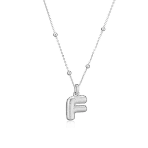 Détail du collier avec pendentif lettre F style ballon en argent et chaîne à perles polie