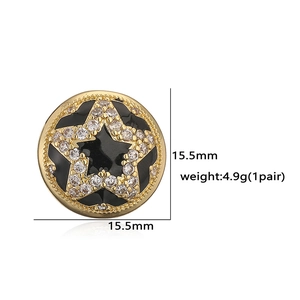 Nahaufnahme goldene Stern-Ohrstecker mit schwarzer Emaille und Zirkonia, 15,5 mm