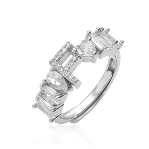 Dettaglio anello argento regolabile con cuore in zircone e lettera F scintillante
