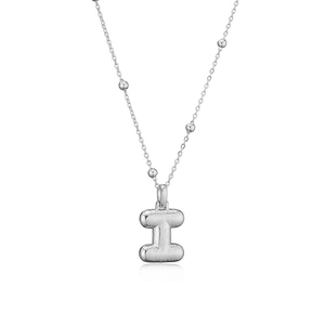 Gros plan du pendentif lettre H style ballon argenté avec finition texturée et chaîne perlée