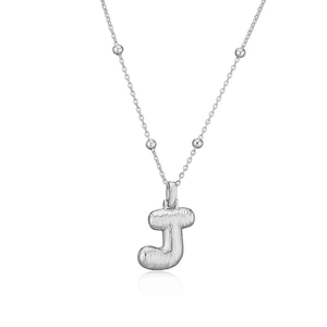 Détail du pendentif lettre J argentée bombée avec texture brossée et chaîne à petites billes
