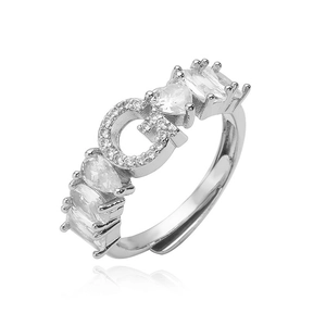 Dettaglio anello argento con lettera G e pietre di zircone a forma di cuore e goccia