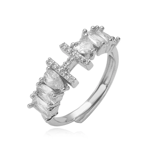 Dettaglio macro dell'anello in argento con zirconi a cuore e goccia e lettera H pavé