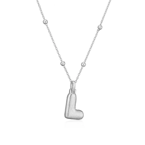 Vue détaillée du collier à billes argenté et du pendentif lettre L en métal brossé